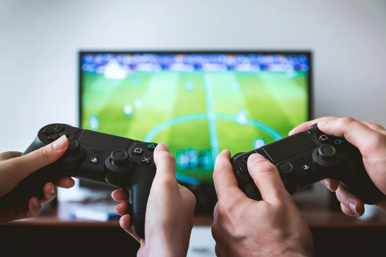 Manettes en main devant un match de football, bar à jeux vidéo à Montpellier